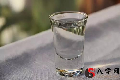 梦见自己拿白酒